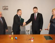 Podpisanie umowy pomiędzy powiatem kieleckim a OHP. 